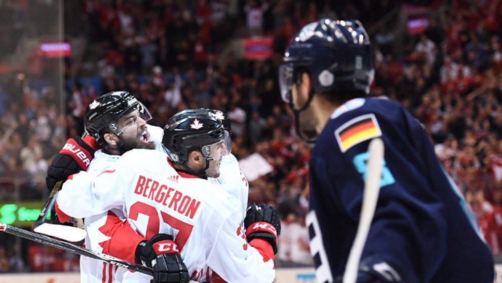 Patrice Bergeron oslavuje vyrovnávajúci gól proti Tímu Európy so spoluhráčmi Brentom Burnsom a Stevenom Stamkosom. 