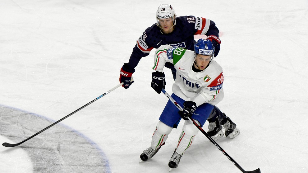 Američan Christian Dvorak (vzadu) naháňa v zápase MS 2017 Taliana Daniela Gliru.