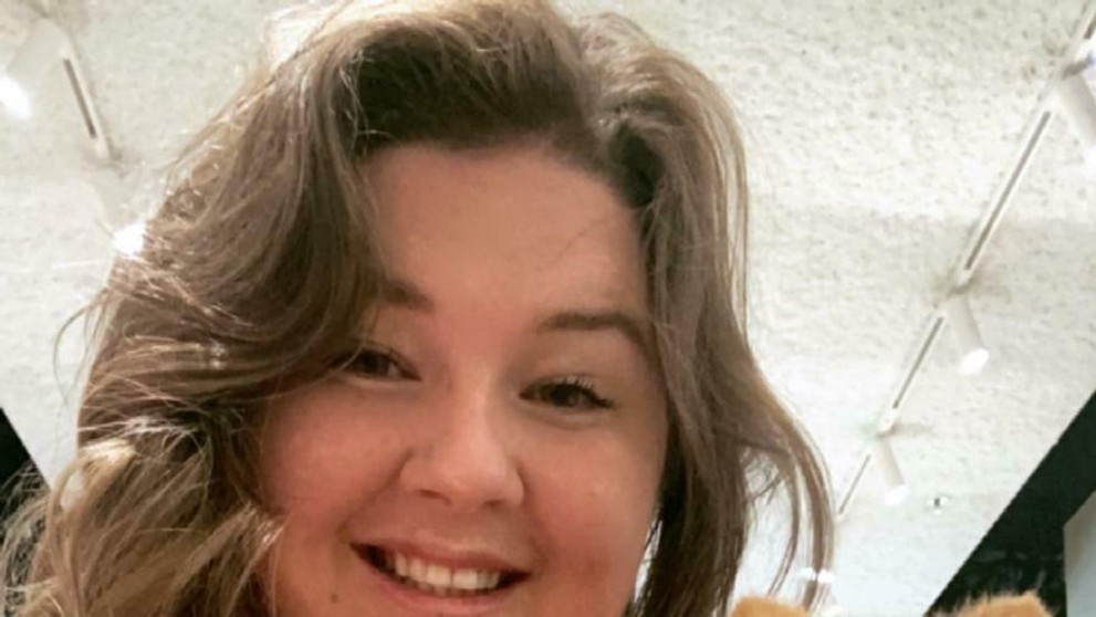 Evelyn s tmavými vlasmi