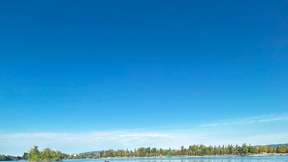 Polícia pátra po mužovi, ktorý sa na Zlatých pieskoch po skoku z paddleboardu do vody už nevynoril.