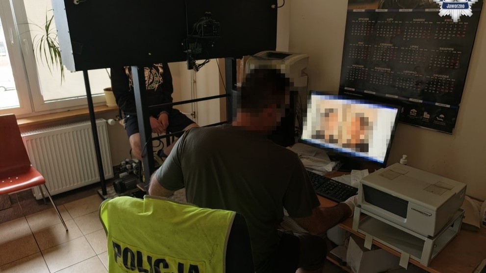 Traja mladí muži mali chlapca (17) poliať benzínom a podpáliť