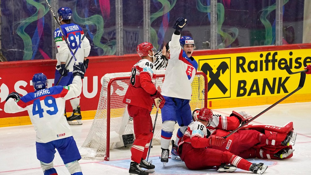 Slováci oslavujú gól proti Dánsku na MS 2022.
