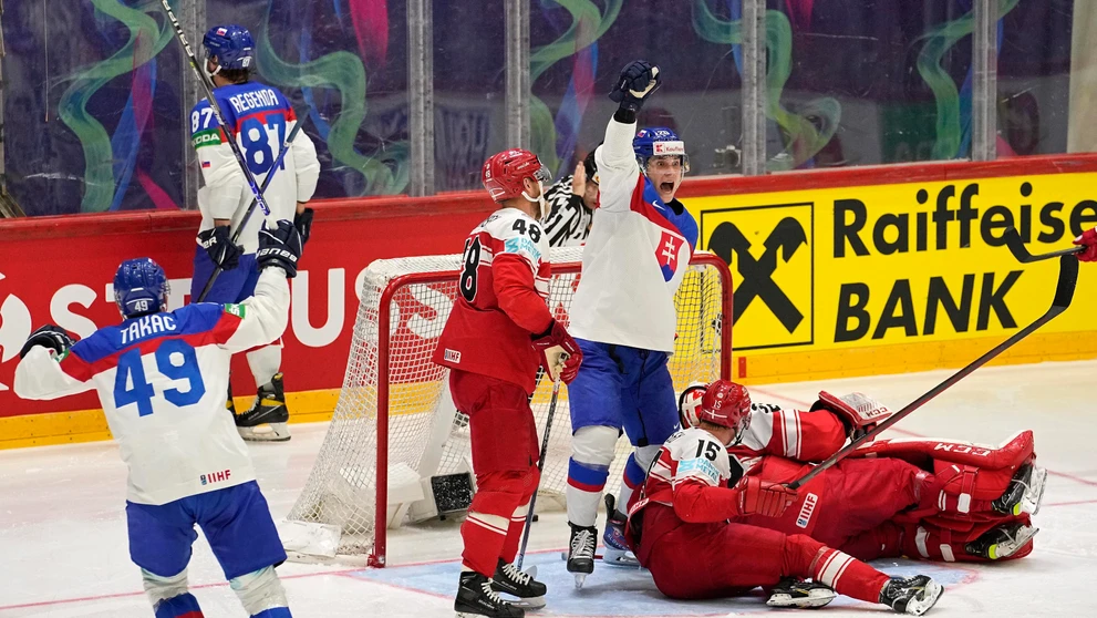 Slováci oslavujú gól proti Dánsku na MS 2022.