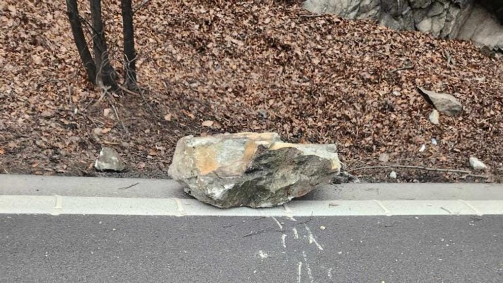 Skaly na ceste pod Strečnom padali na vozovku.