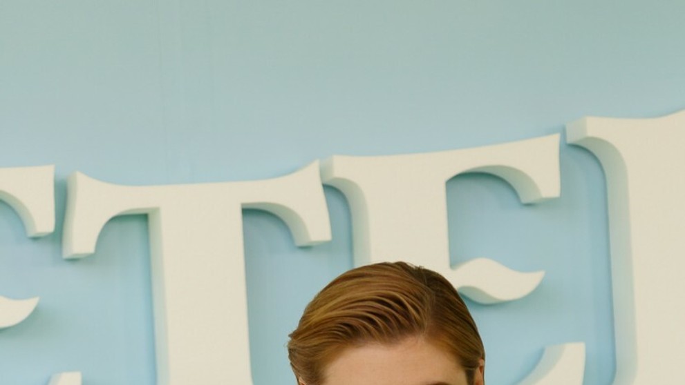 Muž leží po zásahu mačky.