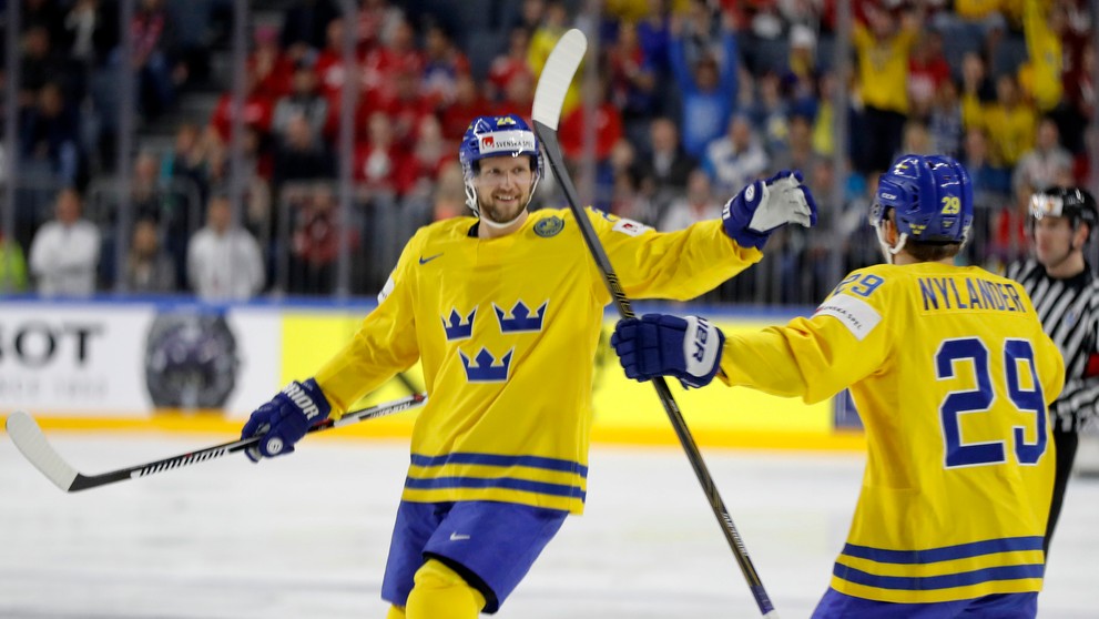 Alexander Edler (vľavo) sa teší so švédskym spoluhráčom Williamom Nylanderom z gólu v semifinále MS 2017 peoti Fínsku.