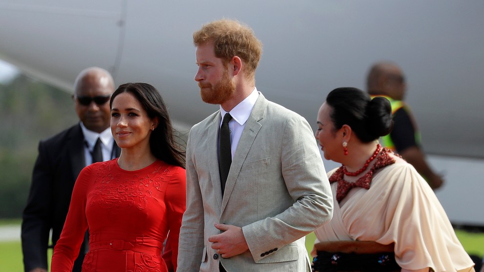 Britský kráľovský pár priletel na návštevu ostrova Tonga.