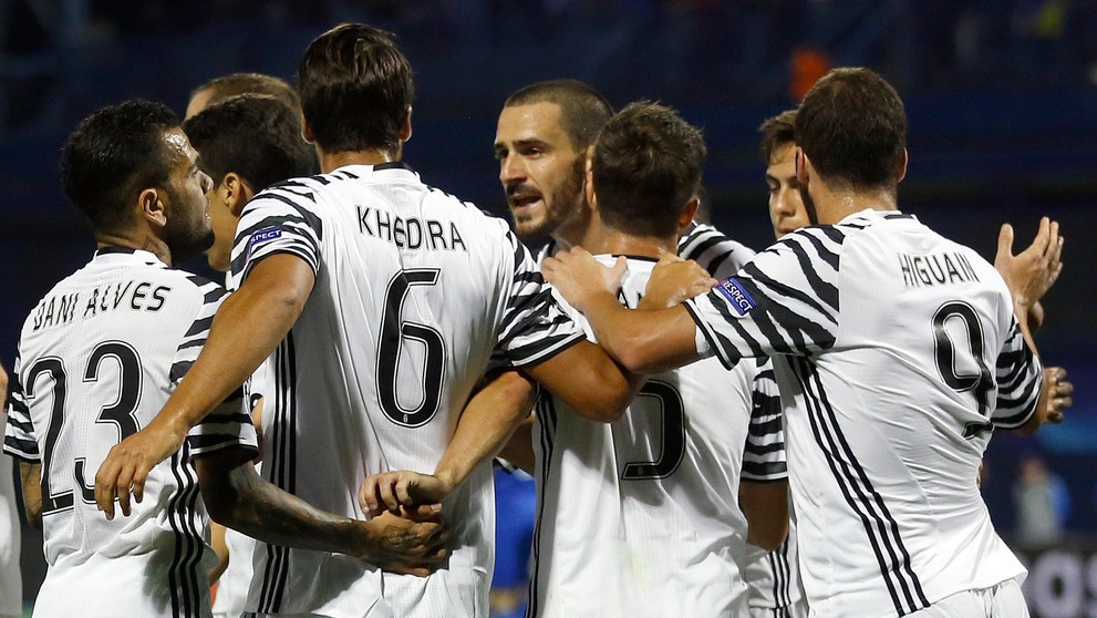 Miralem Pjanič (v strede) oslavuje so spoluhráčmi z Juventusu Turín gól do siete Záhrebu v zápase LM.