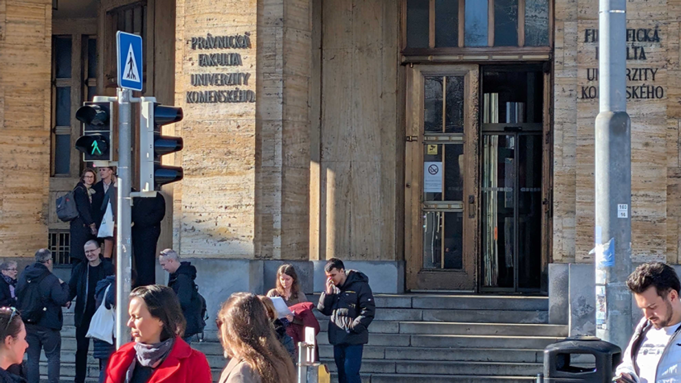 Evakuácia Univerzity Komenského v Bratislave pre bombovú hrozbu.