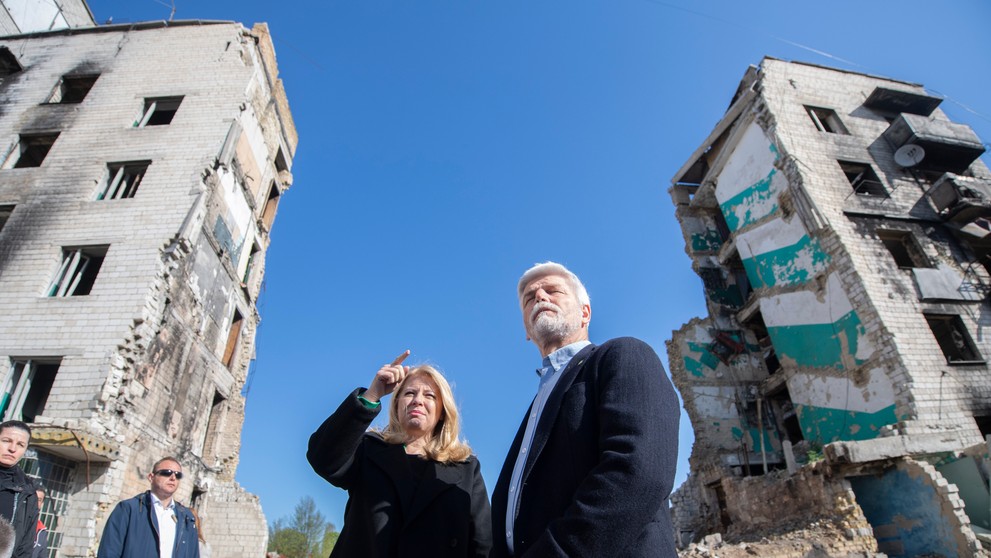 Zuzana Čaputová (tretia sprava) a Petr Pavel (druhý zľava) v meste Boroďanka v Kyjevskej oblasti.