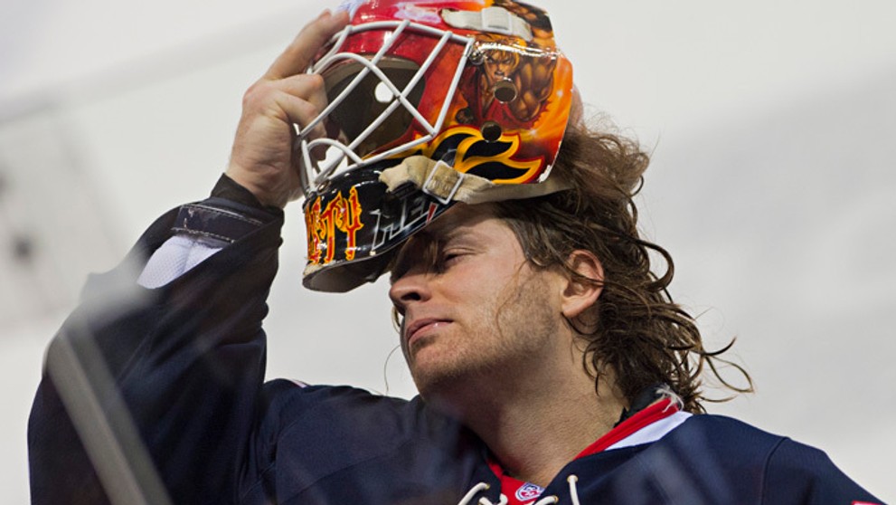 Brankár Barry Brust (Slovan) po treťom inkasovanom góle v zápase KHL s Salavat Julajev Ufa.  