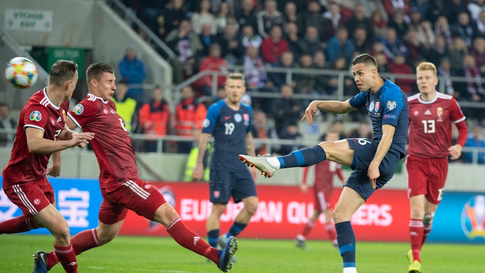 Na snímke zľava Maďari Ádam Lang, Willi Orban a Dávid Hancko v kvalifikácii ME 2020.