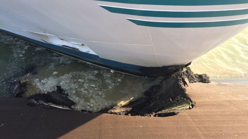 Plavidlo poškodilo pravý breh Dunaja.