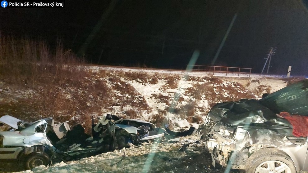 Auto VW Passat po nehode, v ktorom zomreli traja mladí ľudia.