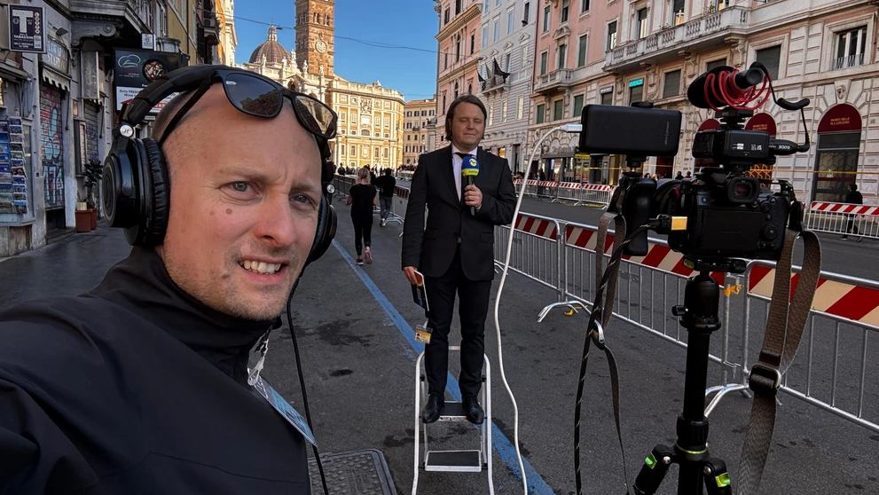 Aj takto sa prihovára Ján Tribula divákom priamo z Vatikánu. Na mieste s kameramanom Martinom Krystýnkom.