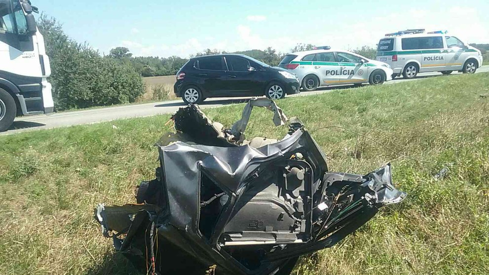 Pri nehode sa zrazili dve osobné vozidlá