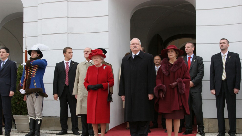 Britská kráľovná Alžbeta II. počas privítania na nádvorí Prezidentského paláca s Ivanom Gašparovičom.