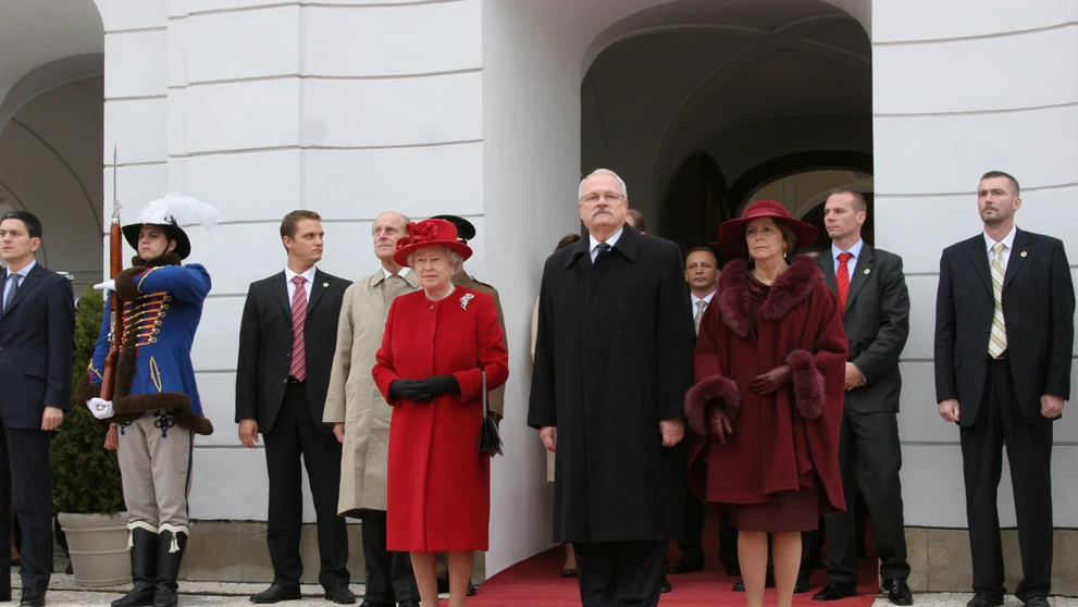 Britská kráľovná Alžbeta II. počas privítania na nádvorí Prezidentského paláca s Ivanom Gašparovičom.