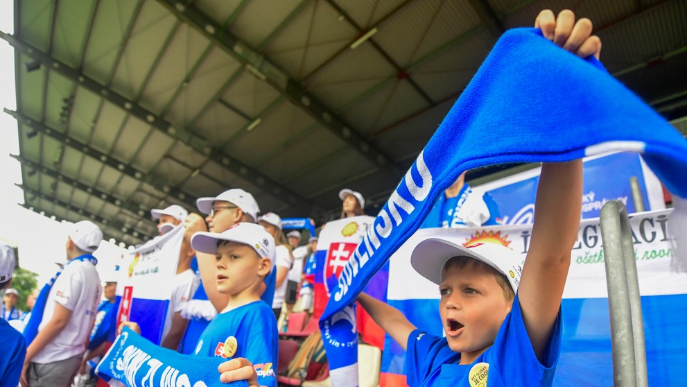 Na snímke deti, ktoré prišli povzbudiť slovenských futbalistov počas oficiálneho tréningu slovenskej futbalovej reprezentácie.