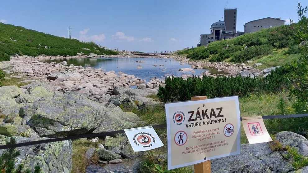 Kúpanie v tatranských plesách zostáva zakázané.