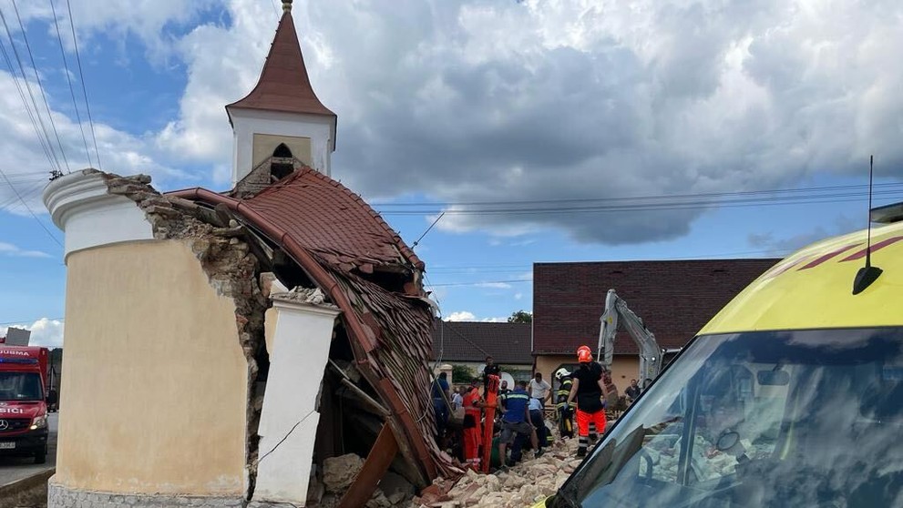 Na robotníka v Nedašovciach sa zrútila stena kaplnky