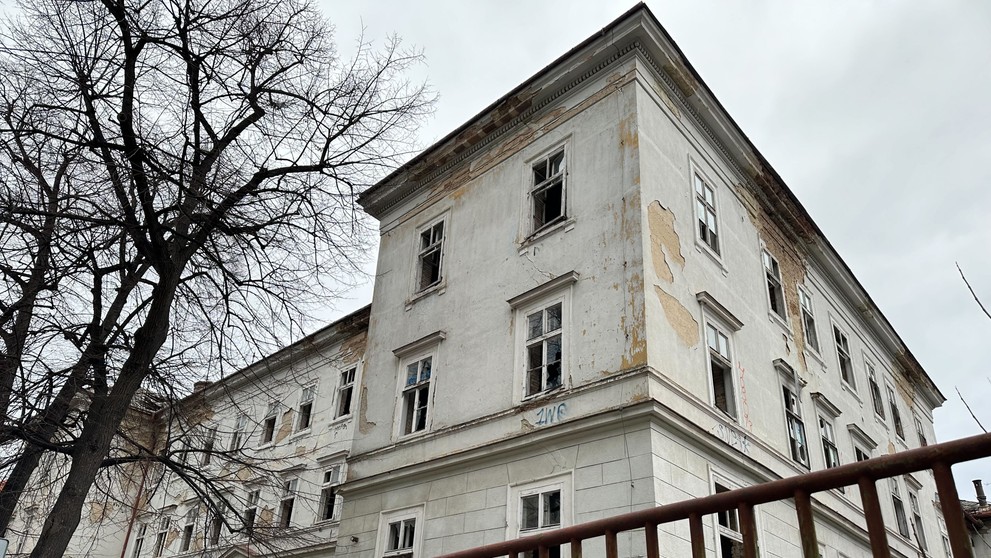 Zničená budova bývalej pôrodnice na Zochovej