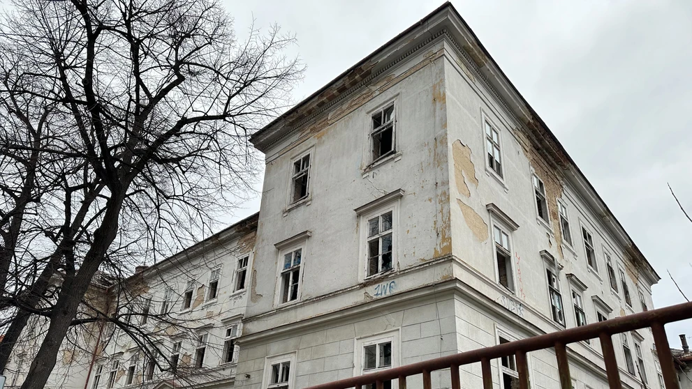 Zničená budova bývalej pôrodnice na Zochovej