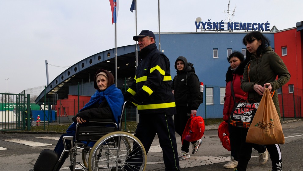 Snímka z príchodu ukrajinských utečencov na hraničnom priechode Vyšné Nemecké. Starým ľudom pomáhajú členovia Červeného kríža z Ukrajiny aj Slovenska.