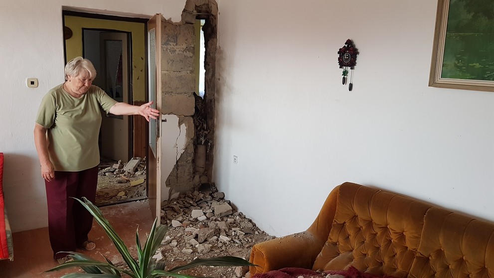 Dom vyzerá ako po výbuchu.