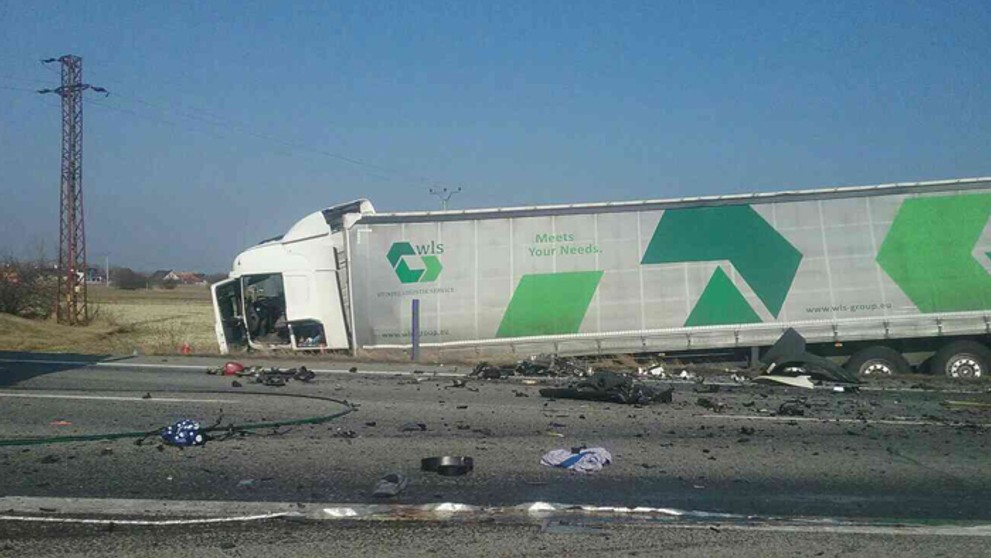 Kamión po nehode pri obci Kajal.