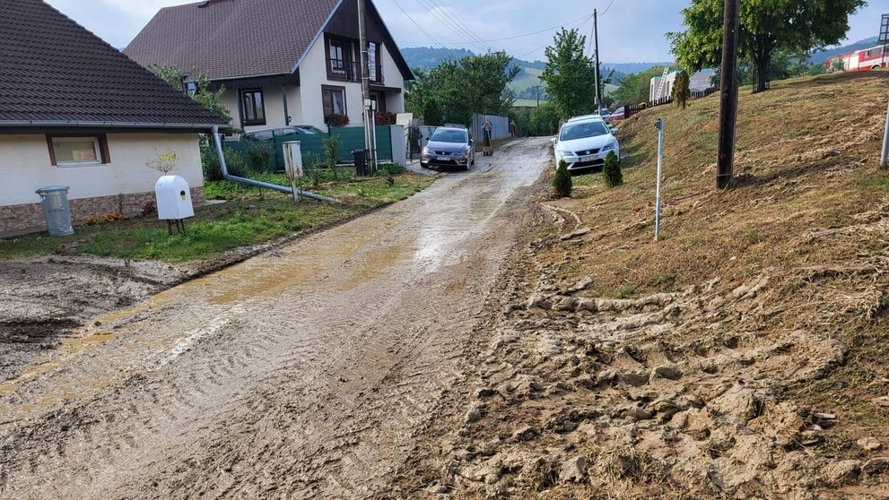 V obci Hermanovce sa z kopca zlialo bahno. Ulice museli vyčistiť dobrovoľní hasiči.