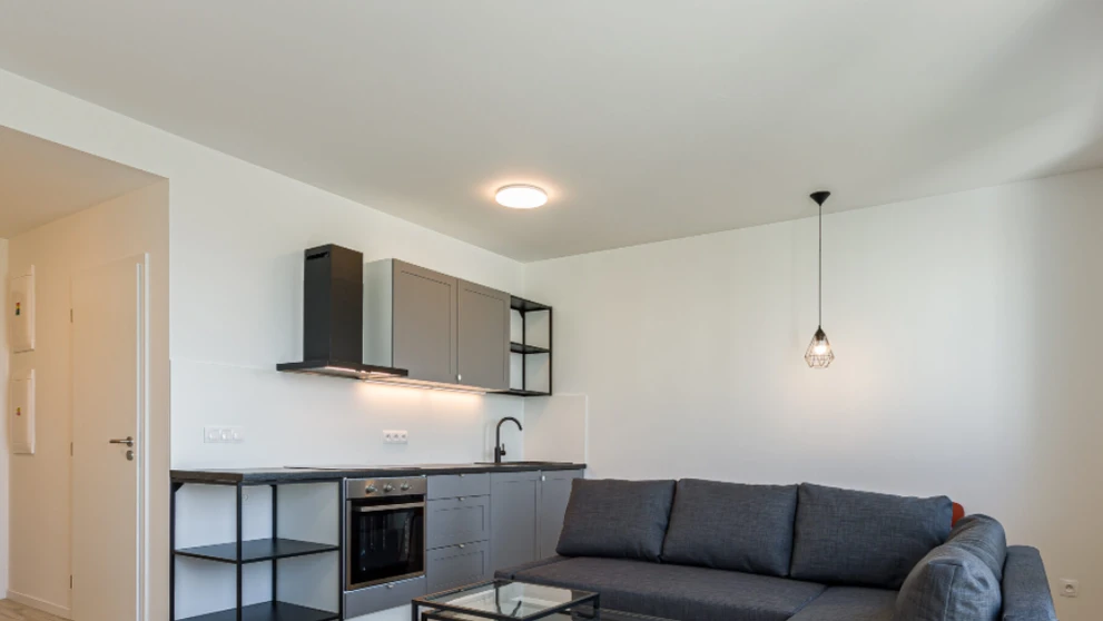 Jednoizbový byt na treťom poschodí za 421,83 eur mesačne bez energií.2