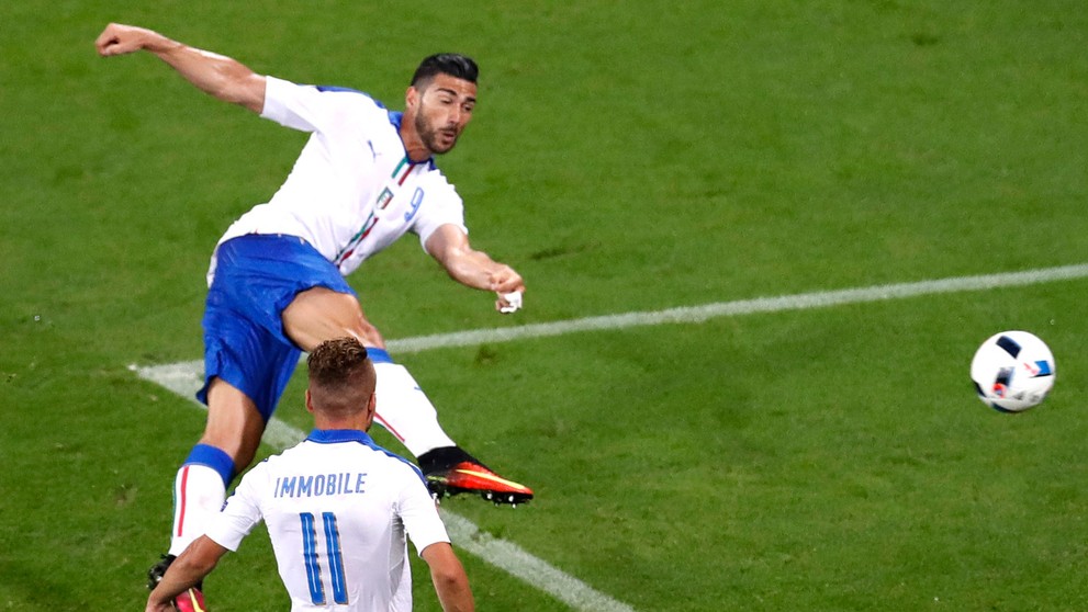 Graziano Pellé strieľa druhý gól Talianov do belgickej siete na ME vo Francúzsku.