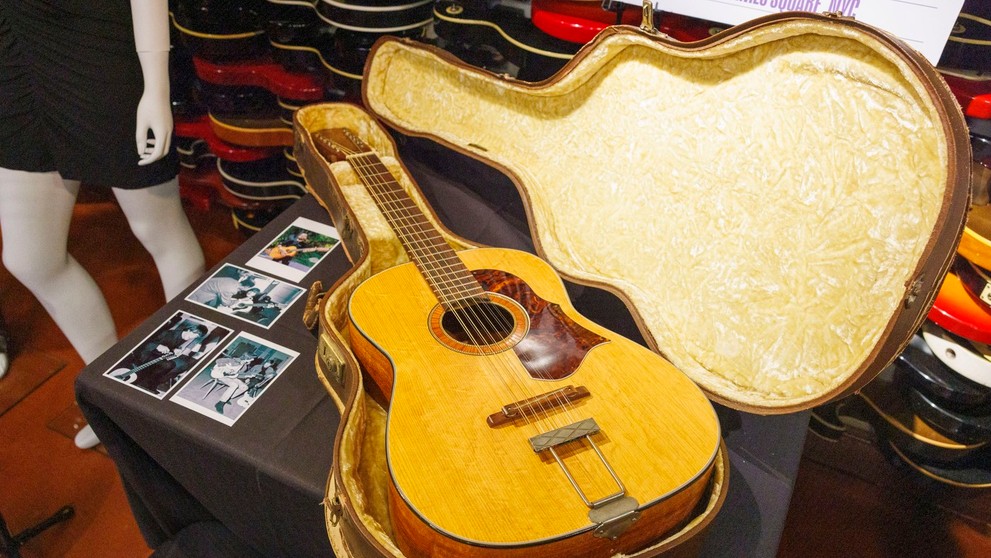 Lennonovu akustickú gitaru vydražili za takmer tri milióny dolárov.