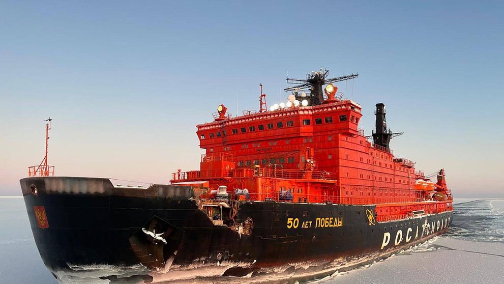 Ruský ľadoborec narazil v Karskom mori do nákladnej lode.
