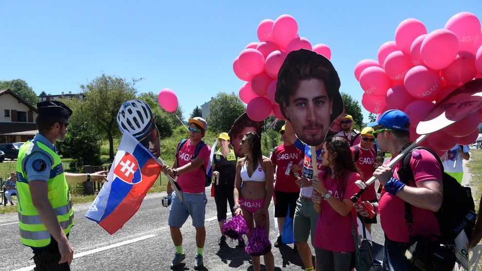Slovenskí fanúšikovia Petra Sagana povzbudzujú na rýchlostnej prémii 15. etapy Tour de France
