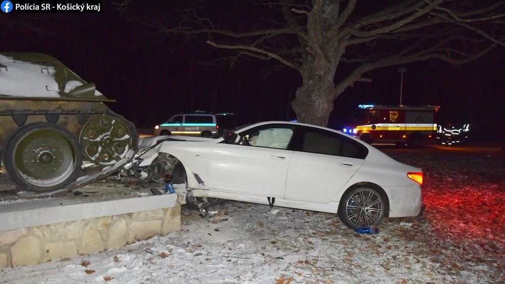 BMW narazilo od tanku na podstavci.