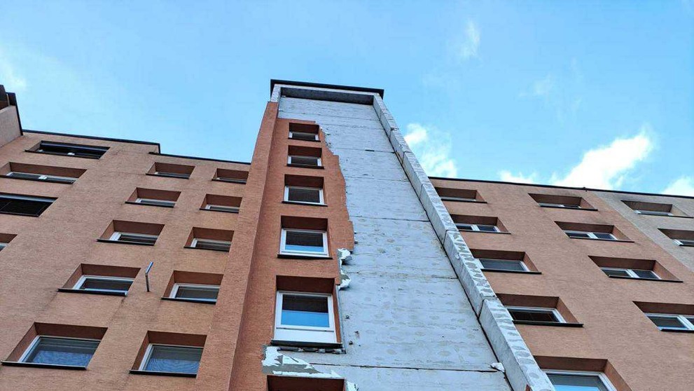 Silný vietor v Trnave strhol kusy zateplenia