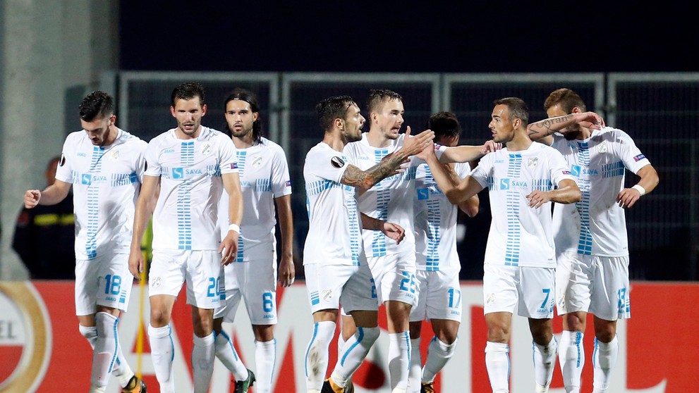 Hráči Rijeky oslavujú gól v zápase EL proti AEK Atény.
