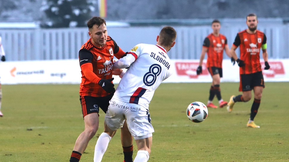 Zľava Dalibor Takáč (Ružomberok) a Anton Sloboda (Zlaté Moravce) v zápase 18. kola Fortuna ligy.