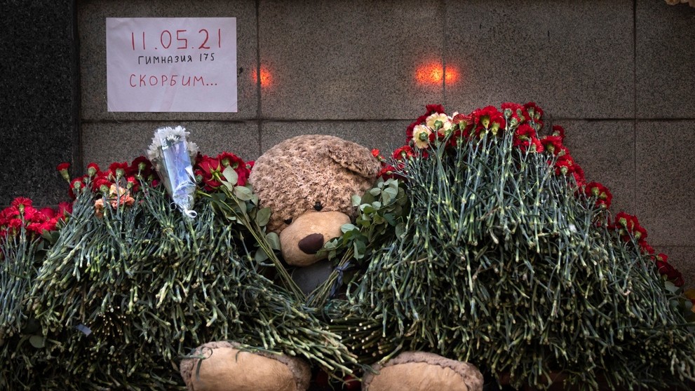 Ľudia vyjadrujú sústrasť po streľbe na škole v Kazani