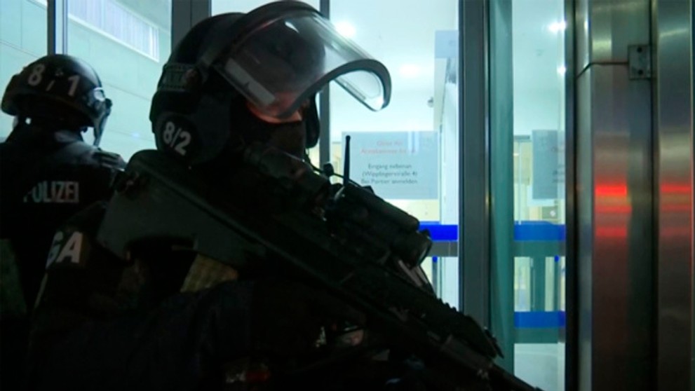 Policajt kontroluje obyvateľa Viedne po streľbe pri synagóge.