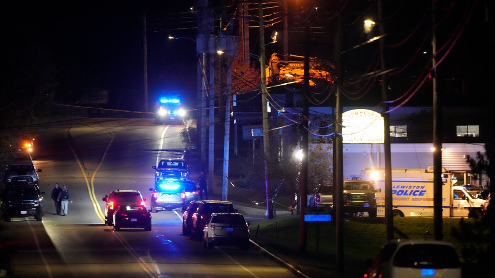 Polícia hľadá strelca, ktorý vraždil v Lewistone.