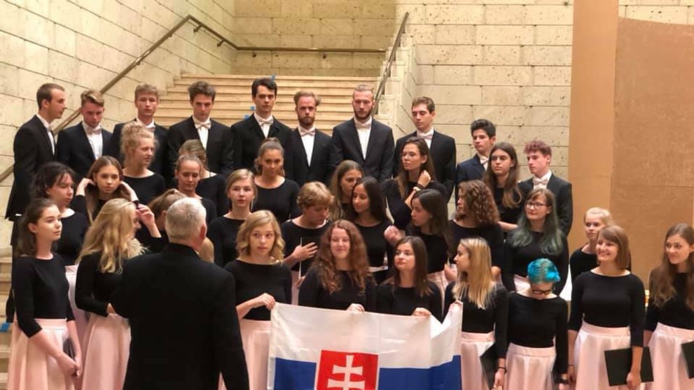 Spevácky zbor Cantica nova uviazol v Tokiu na letisku