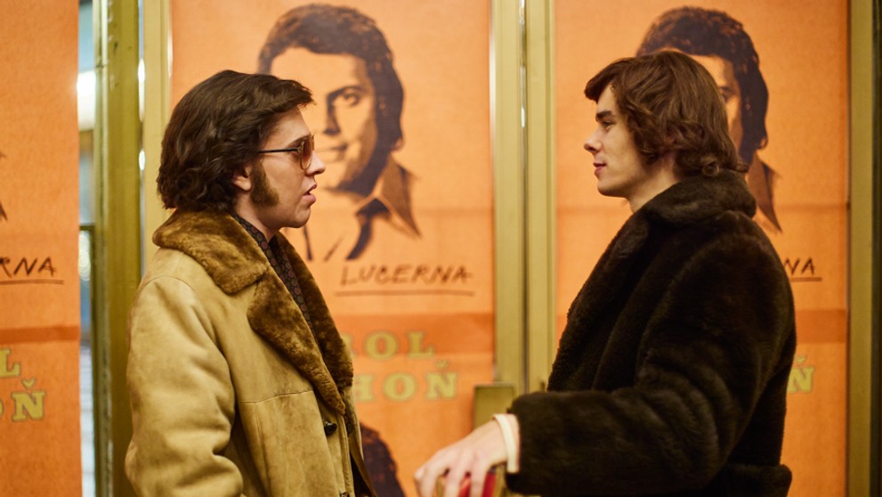 Vladislav Plevčík ako Karol Duchoň (vľavo) vo filme Duchoň