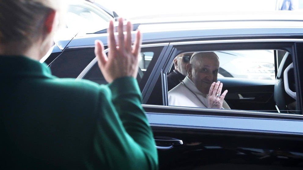 Zuzana Čaputová sa lúči s pápežom pri odchode z letiska.