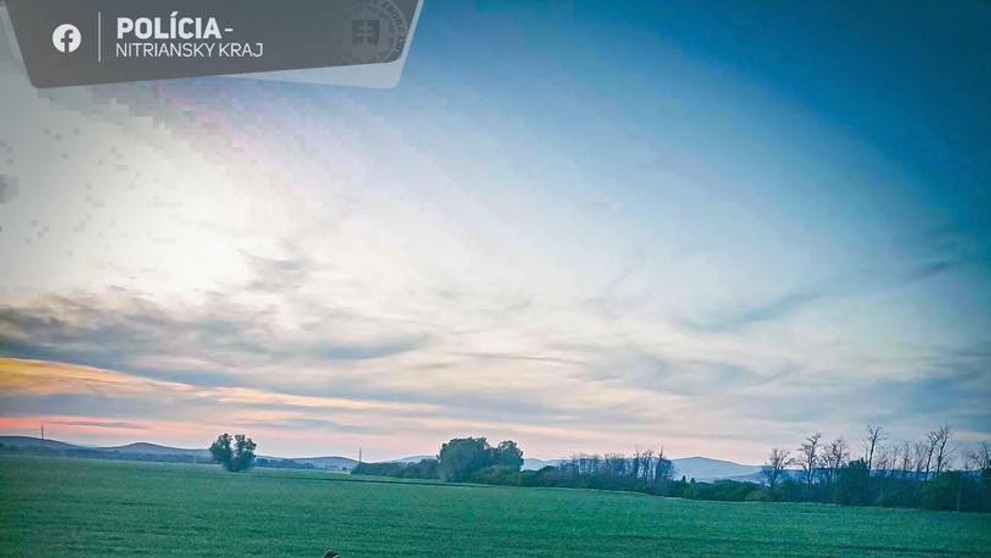 Auto sa prevrátilo na strechu