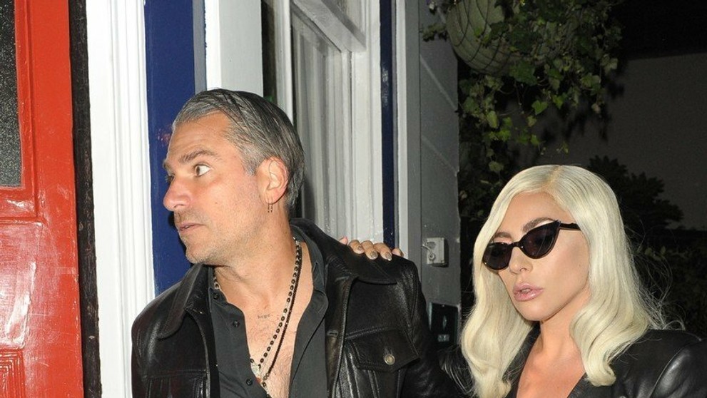 Lady Gaga so snúbencom na londýnskej premiére svojho nového filmu