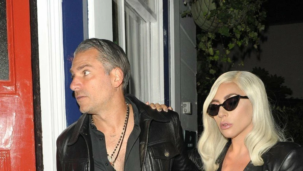 Lady Gaga so snúbencom na londýnskej premiére svojho nového filmu