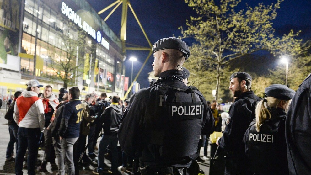 Nemecká polícia a fanúšikovia pred dortmundským štadiónom Signal Induna park.